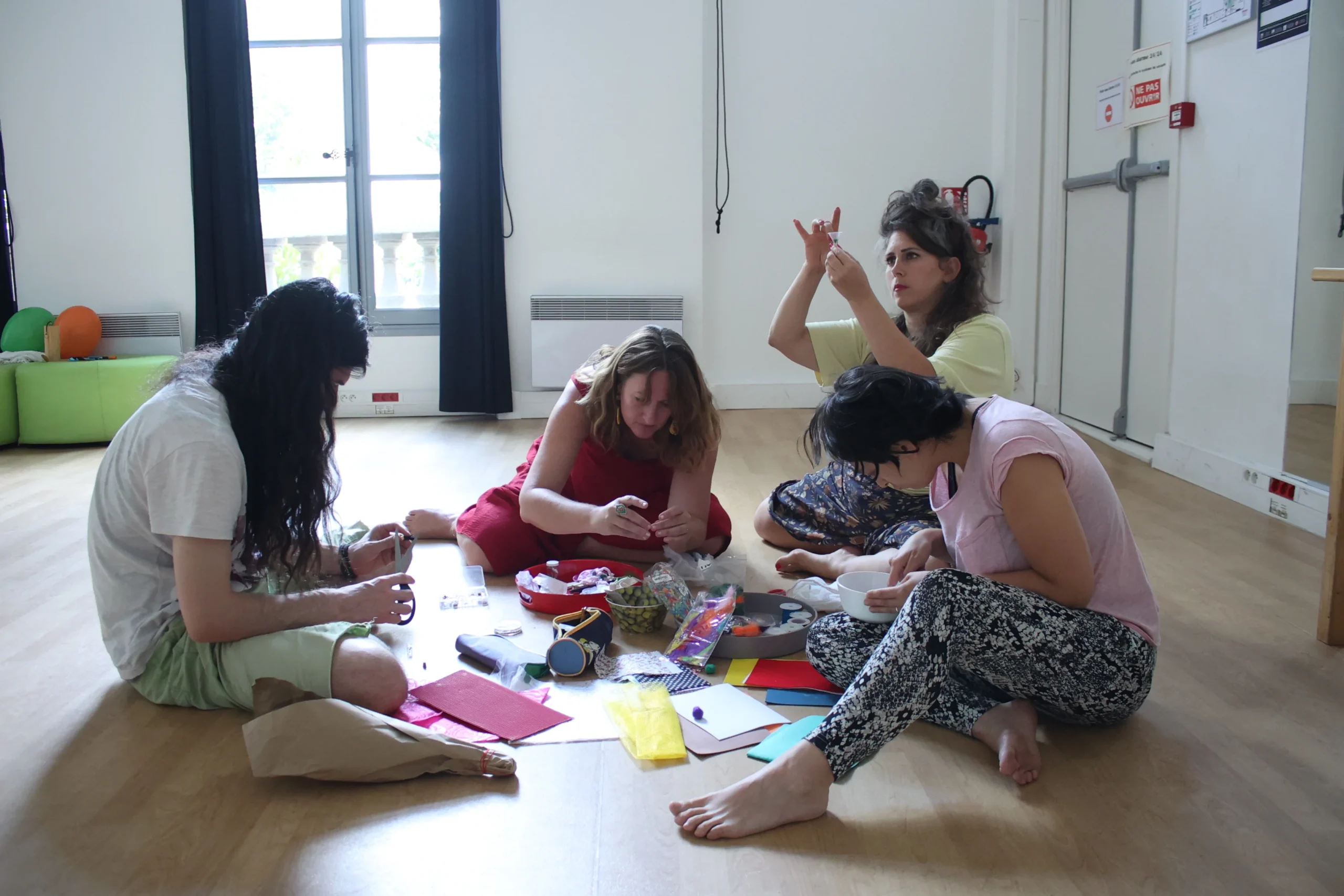 Un groupe de participantes sont ensemble en train de créer leurs oeuvres d'art pour exprimer leurs émotions et leurs états d'âme